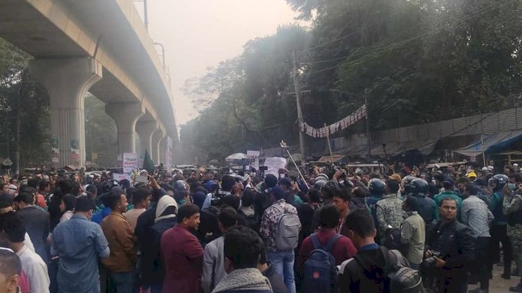 আন্দোলনরত শিক্ষকদের পদযাত্রায় পুলিশের বাধা