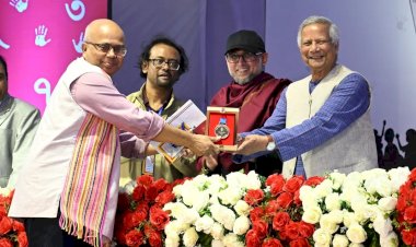 সাত গুণীর হাতে বাংলা একাডেমি পুরস্কার দিলেন প্রধান উপদেষ্টা