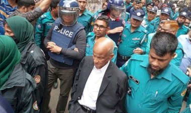 কামাল অঝোরে কেঁদে বললেন, ‘হাসিনাকে ছাত্রদের দাবি মেনে নিতে বলেছিলাম’