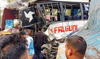 বাস-কাভার্ডভ্যানের সং ঘ র্ষে নি হ ত ১, আহত ১৫