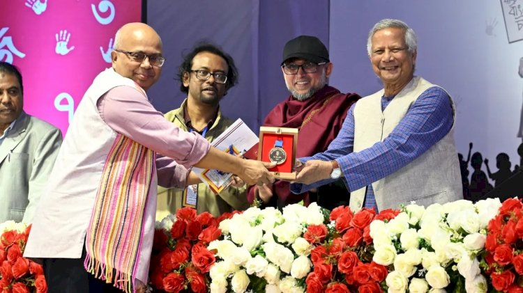 সাত গুণীর হাতে বাংলা একাডেমি পুরস্কার দিলেন প্রধান উপদেষ্টা