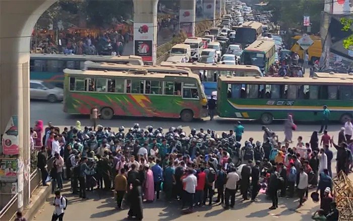 গণঅভ্যুত্থানে আহতদের পুনর্বাসন-ক্ষতিপূরণের দাবিতে শাহবাগে অবরোধ