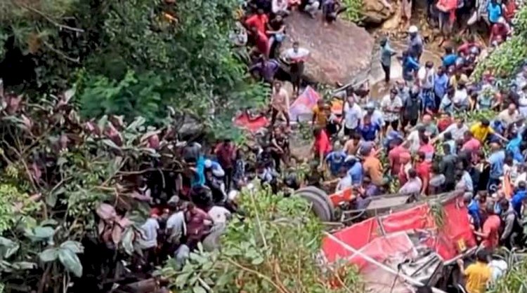 শ্রীলঙ্কায় নিয়ন্ত্রণ হারিয়ে বাস খাদে, ২১ প্রাণহানি