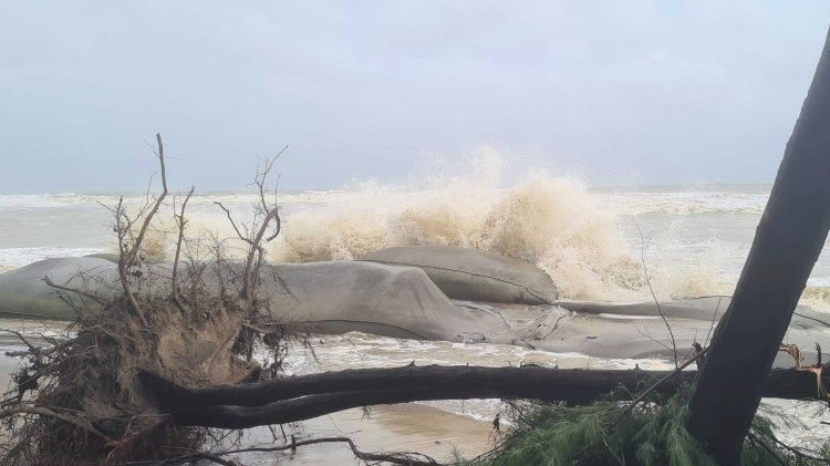 সাগরে গভীর নিম্নচাপ, বাংলাদেশ উপকূল অতিক্রম করবে সন্ধ্যায়