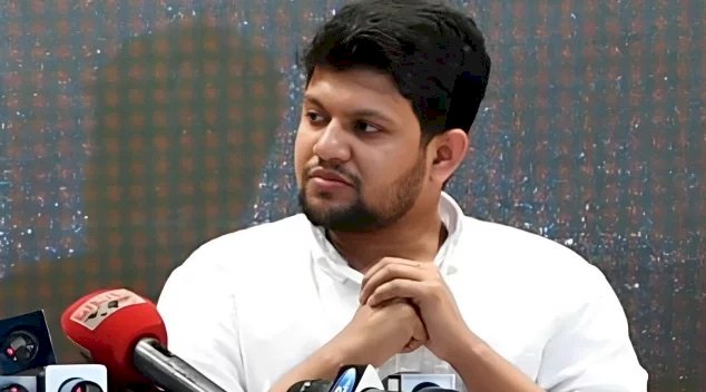 বড় শয়তান এখনও কাঁধে শ্বাস ফেলবে: তথ্য উপদেষ্টা