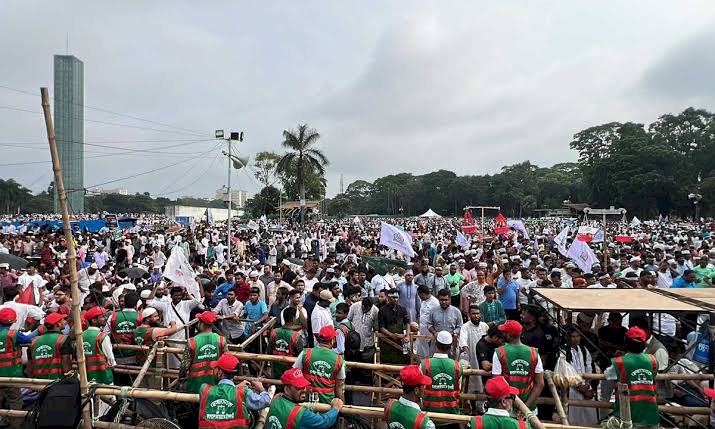 সোহরাওয়ার্দী উদ্যানে নেতাকর্মীদের ঢল