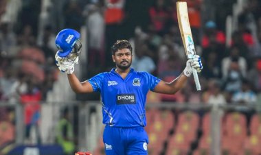 এক বলে হাঁকালেন দুই ছক্কা