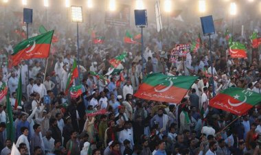 ইমরানের মুক্তির দাবিতে উত্তাল পাকিস্তান