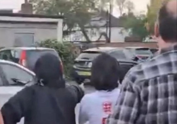 লন্ডনে বোরকা পরায় মাকে কটূক্তি, প্রতিবাদ করায় রক্তাক্ত ছেলে