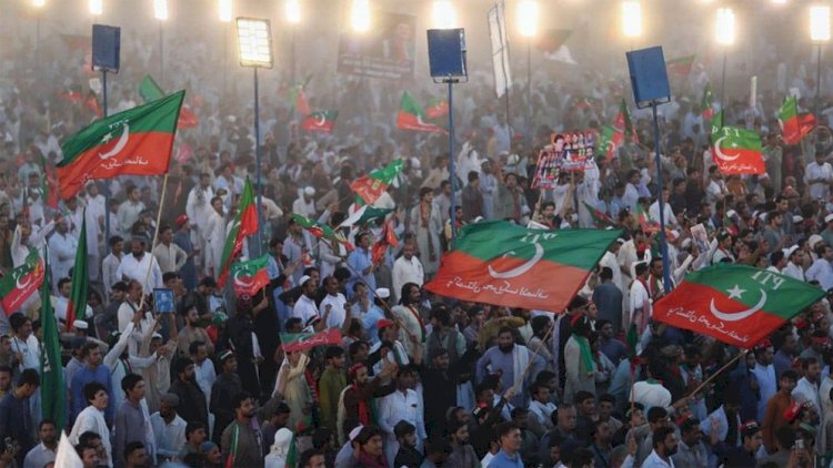 ইমরানের মুক্তির দাবিতে উত্তাল পাকিস্তান