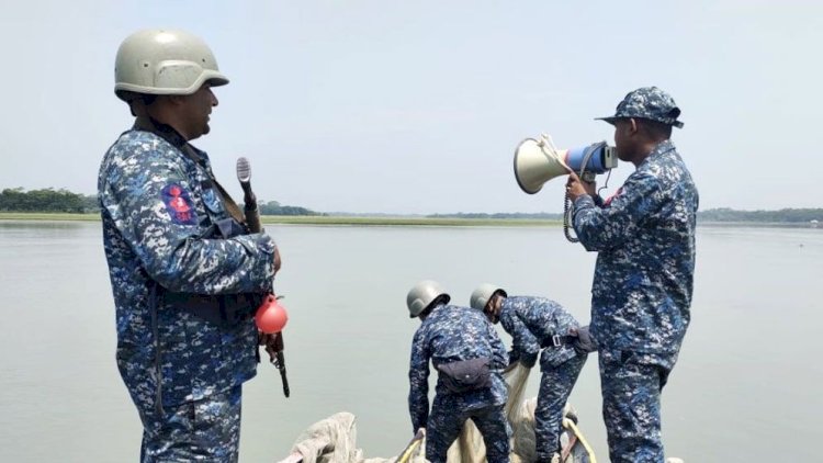 মা ইলিশ রক্ষায় ১৭ যুদ্ধজাহাজ মোতায়েন